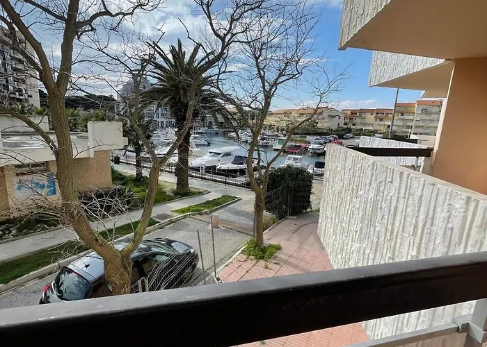Au Pied Du Port *